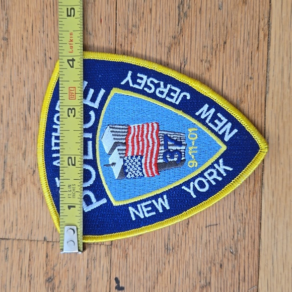 NEW YORK NEW JERSEY - PORT AUTHORITY POLICE 9-11-01 - Police Patch TWIN TOWERS! - Picture 3 of 6